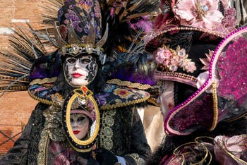 I figuranti del carnevale di Venezia davanti all'Arsenale di Venezia