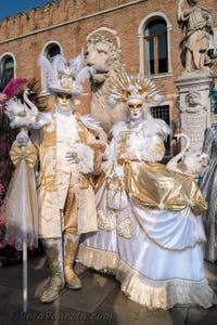 I figuranti del carnevale di Venezia davanti all'Arsenale di Venezia