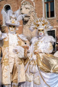 I figuranti del carnevale di Venezia davanti all'Arsenale di Venezia