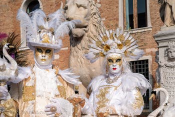 I figuranti del carnevale di Venezia davanti all'Arsenale di Venezia