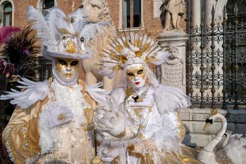 I figuranti del carnevale di Venezia davanti all'Arsenale di Venezia