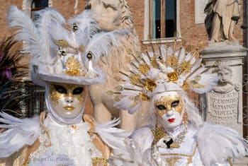 I figuranti del carnevale di Venezia davanti all'Arsenale di Venezia