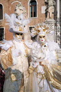 I figuranti del carnevale di Venezia davanti all'Arsenale di Venezia