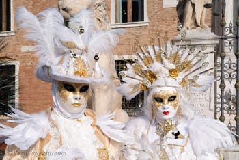 I figuranti del carnevale di Venezia davanti all'Arsenale di Venezia