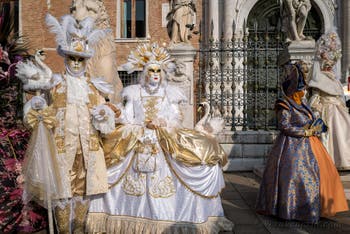 I figuranti del carnevale di Venezia davanti all'Arsenale di Venezia