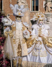 I figuranti del carnevale di Venezia davanti all'Arsenale di Venezia