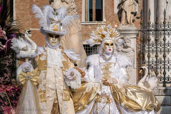 I figuranti del carnevale di Venezia davanti all'Arsenale di Venezia