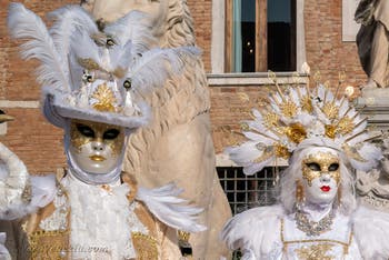 I figuranti del carnevale di Venezia davanti all'Arsenale di Venezia