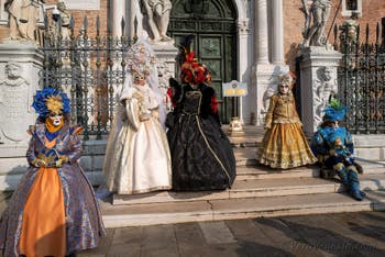 I figuranti del carnevale di Venezia davanti all'Arsenale di Venezia