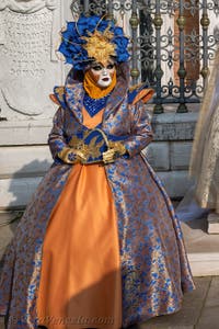 I figuranti del carnevale di Venezia davanti all'Arsenale di Venezia