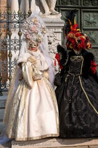 I figuranti del carnevale di Venezia davanti all'Arsenale di Venezia