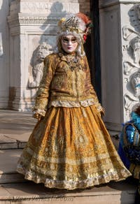 I figuranti del carnevale di Venezia davanti all'Arsenale di Venezia