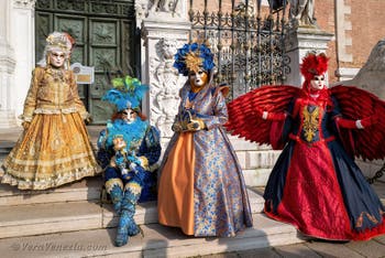 I figuranti del carnevale di Venezia davanti all'Arsenale di Venezia