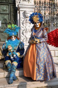 I figuranti del carnevale di Venezia davanti all'Arsenale di Venezia