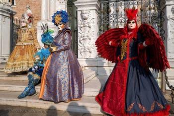 I figuranti del carnevale di Venezia davanti all'Arsenale di Venezia