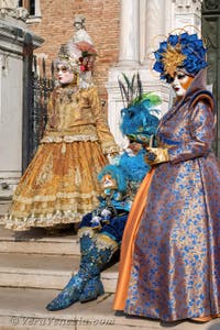 I figuranti del carnevale di Venezia davanti all'Arsenale di Venezia