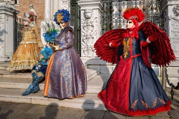 I figuranti del carnevale di Venezia davanti all'Arsenale di Venezia