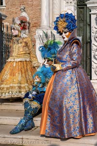 I figuranti del carnevale di Venezia davanti all'Arsenale di Venezia