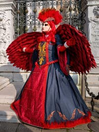 I figuranti del carnevale di Venezia davanti all'Arsenale di Venezia