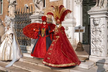 I figuranti del carnevale di Venezia davanti all'Arsenale di Venezia