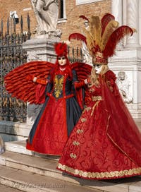 I figuranti del carnevale di Venezia davanti all'Arsenale di Venezia