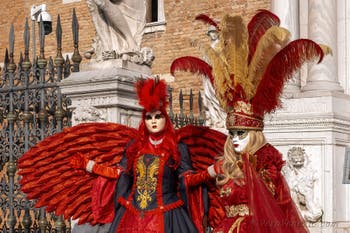 I figuranti del carnevale di Venezia davanti all'Arsenale di Venezia