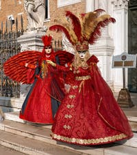 I figuranti del carnevale di Venezia davanti all'Arsenale di Venezia