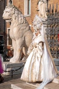 I figuranti del carnevale di Venezia davanti all'Arsenale di Venezia