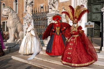 I figuranti del carnevale di Venezia davanti all'Arsenale di Venezia