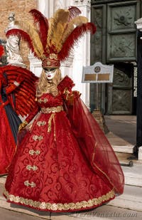 I figuranti del carnevale di Venezia davanti all'Arsenale di Venezia