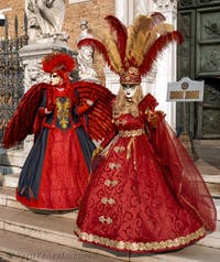 I figuranti del carnevale di Venezia davanti all'Arsenale di Venezia