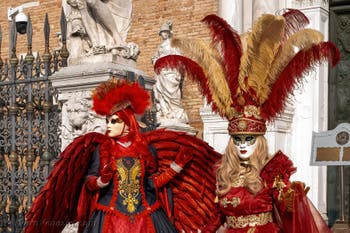 I figuranti del carnevale di Venezia davanti all'Arsenale di Venezia