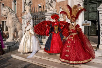 I figuranti del carnevale di Venezia davanti all'Arsenale di Venezia