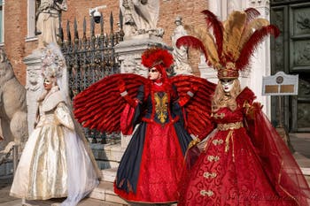 I figuranti del carnevale di Venezia davanti all'Arsenale di Venezia