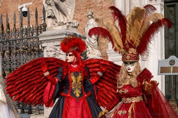 I figuranti del carnevale di Venezia davanti all'Arsenale di Venezia