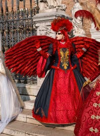 I figuranti del carnevale di Venezia davanti all'Arsenale di Venezia