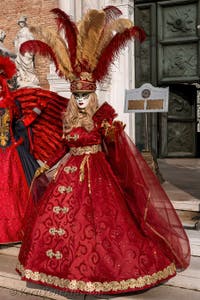 I figuranti del carnevale di Venezia davanti all'Arsenale di Venezia