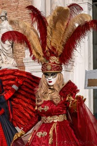 I figuranti del carnevale di Venezia davanti all'Arsenale di Venezia