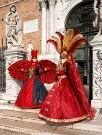 I figuranti del carnevale di Venezia davanti all'Arsenale di Venezia