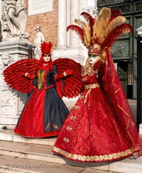 I figuranti del carnevale di Venezia davanti all'Arsenale di Venezia