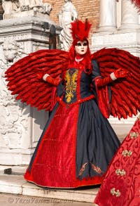 I figuranti del carnevale di Venezia davanti all'Arsenale di Venezia