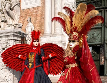 I figuranti del carnevale di Venezia davanti all'Arsenale di Venezia