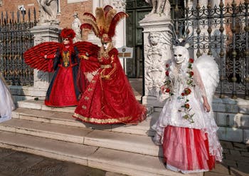 I figuranti del carnevale di Venezia davanti all'Arsenale di Venezia