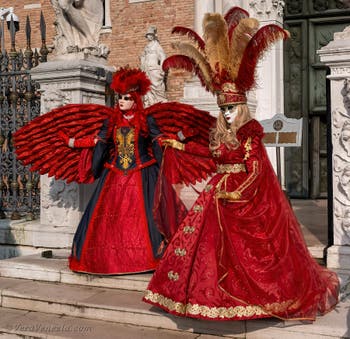 I figuranti del carnevale di Venezia davanti all'Arsenale di Venezia