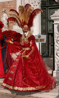 I figuranti del carnevale di Venezia davanti all'Arsenale di Venezia