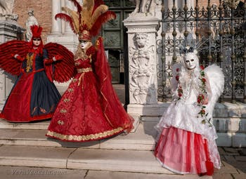 I figuranti del carnevale di Venezia davanti all'Arsenale di Venezia