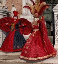 I figuranti del carnevale di Venezia davanti all'Arsenale di Venezia