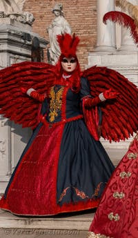 I figuranti del carnevale di Venezia davanti all'Arsenale di Venezia