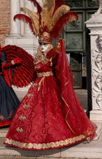 I figuranti del carnevale di Venezia davanti all'Arsenale di Venezia