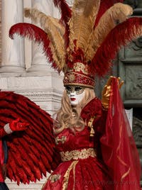 I figuranti del carnevale di Venezia davanti all'Arsenale di Venezia